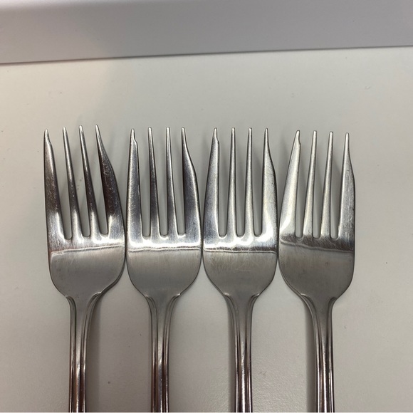 4 Salad Forks Wallace CASINO 18/10 Stainless China 7 3/8" - Picture 2 of 8